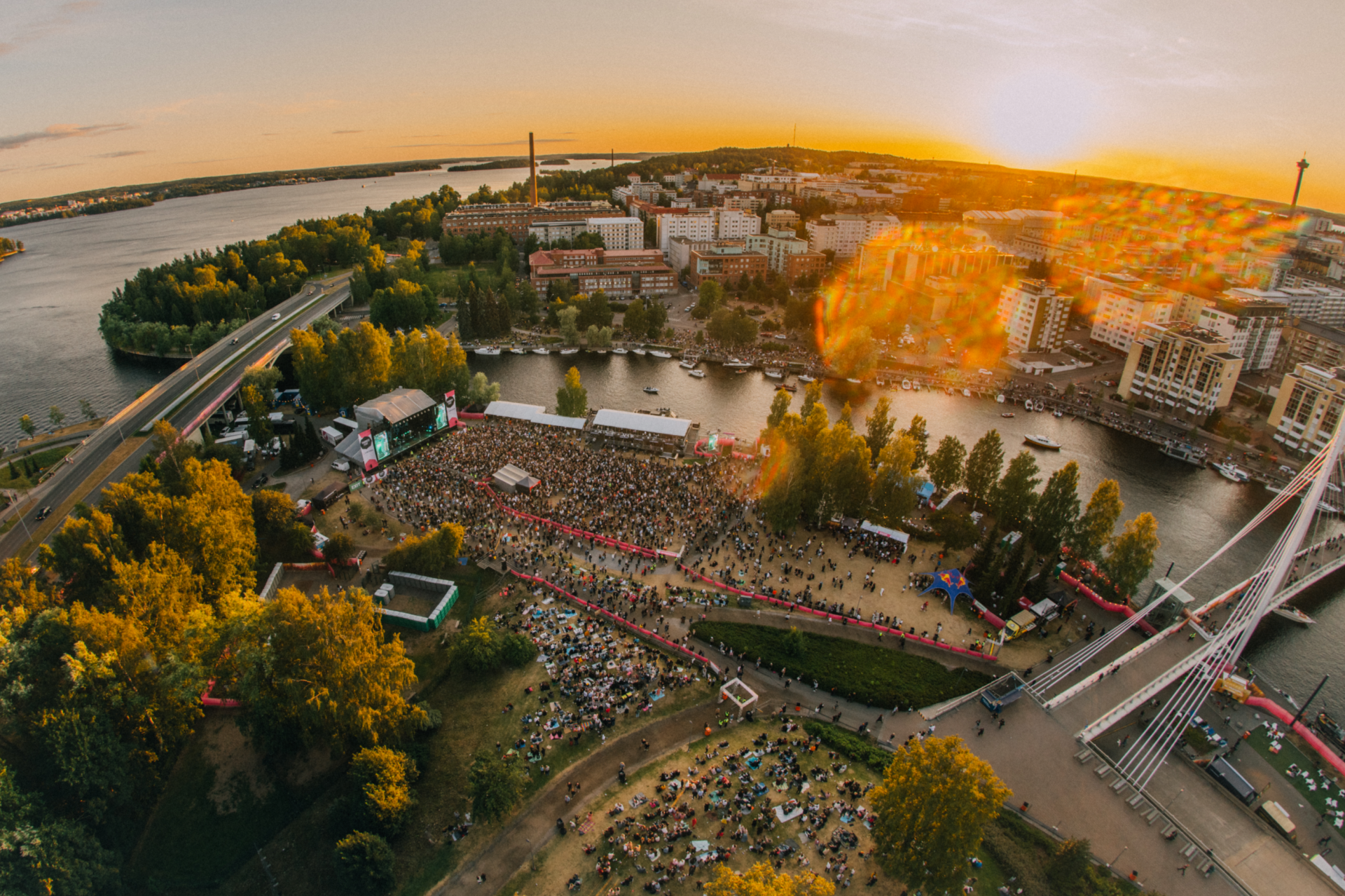 Tammerfestin tapahtuma-alue ja Tampereen keskustaa ja lähiluontoa kuvattuna ylhäältä päin